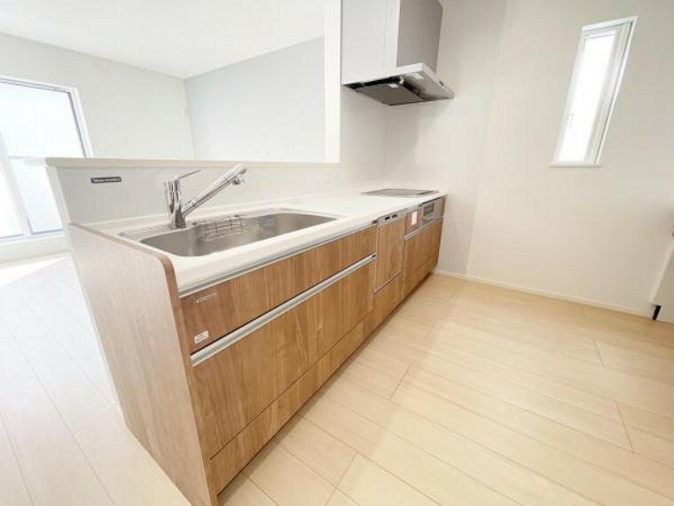 キッチン 作業スペースが広く家事動線をゆったりと確保できるキッチン。小窓があり、換気ができます。