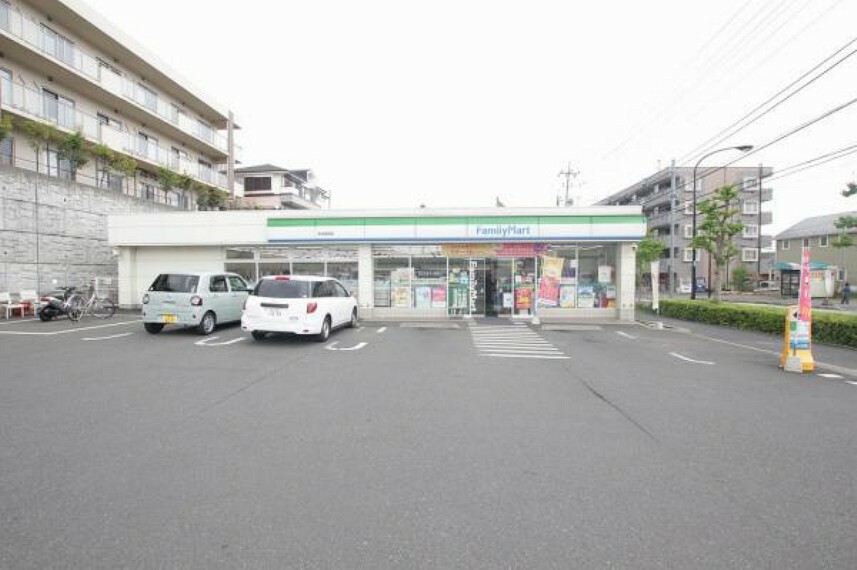 コンビニ ファミリーマート町田図師店まで約563m