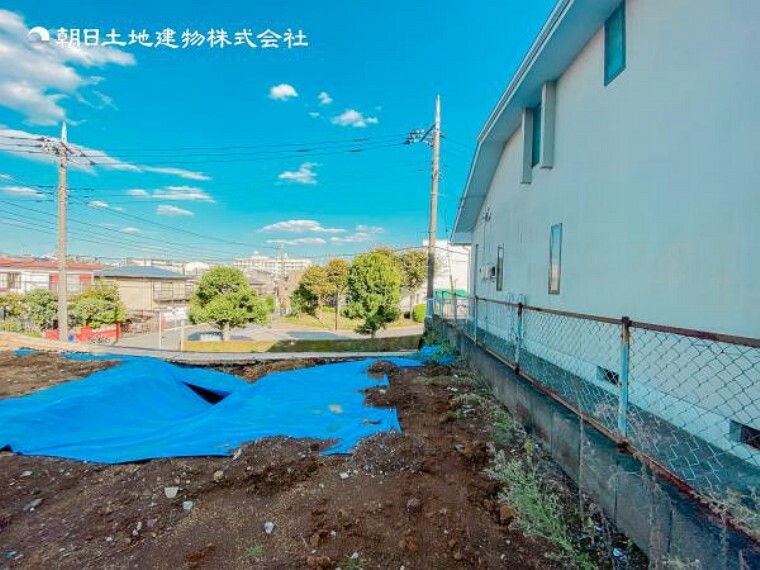 現況写真 【外観】開放感のある現地で前面道路より少し高くなっております。プライベート感も保たれます！ぜひ見学を