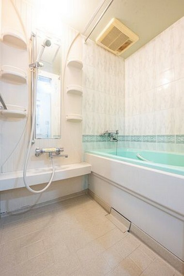 淡いブルーの浴槽が印象的な浴室。