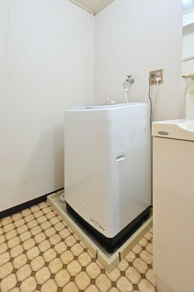 洗面化粧台 洗面室内に洗濯機置場があります。