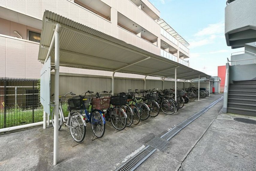 駐車場 自転車置場。屋根付で自転車の劣化を防ぎます。