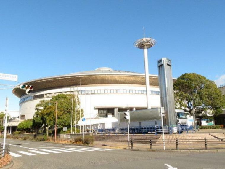 日本ガイシホール【日本ガイシホール】JR東海道本線 笠寺駅連絡橋より徒歩5分収容人数 約10、000人のコンサート会場隣には、様々なスポーツ競技のできる日本ガイシアリーナがあります。