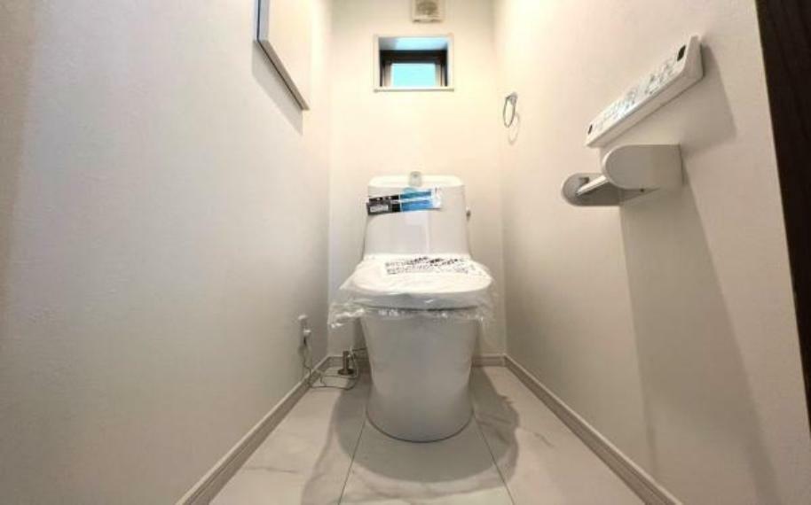 トイレ 《トイレ》窓のあるトイレは明るい空間で清潔感があります。