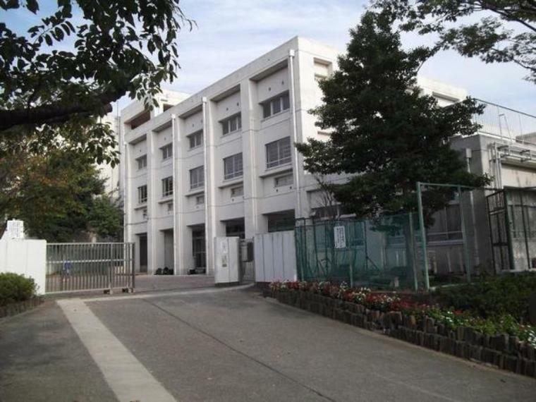 中学校 横浜市立平戸中学校 平戸中学校に隣接した「平戸果樹の里」では、浜梨をはじめ、みかん、かきなど四季折々の果樹の成長を見ることができます