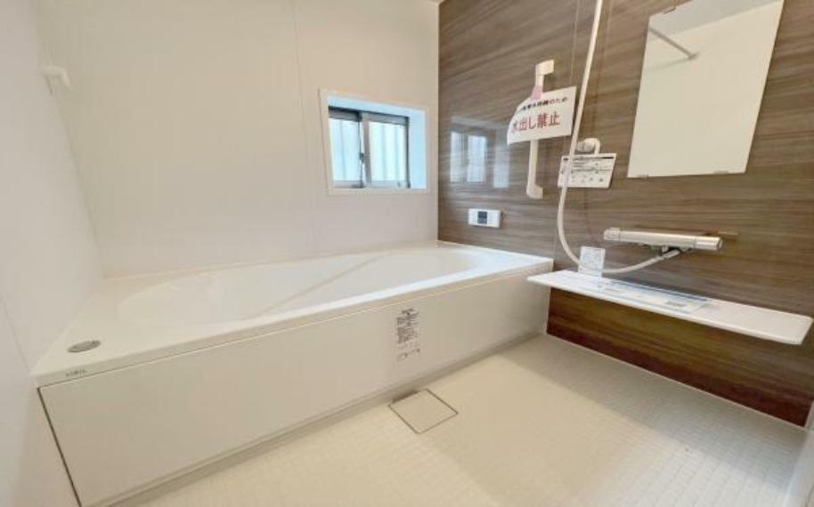 浴室 《浴室》高級感のあるバスルームは一日の疲れを癒す居心地の良い空間です。
