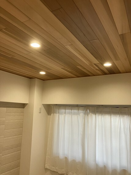 洋室5.5帖天井にレッドシダ材・壁一部にエコカラット採用