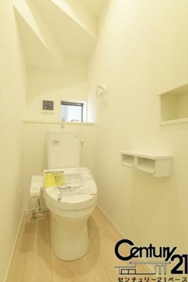 トイレ ■現地撮影写真■従来品と比べ約70％も節水タイプのトイレです！1階・2階共にウォシュレット付き！