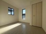 洋室 二面採光で優しい陽の光が降り注ぎます シンプルなデザインのお部屋は好きな家具を自分好みに配置できます