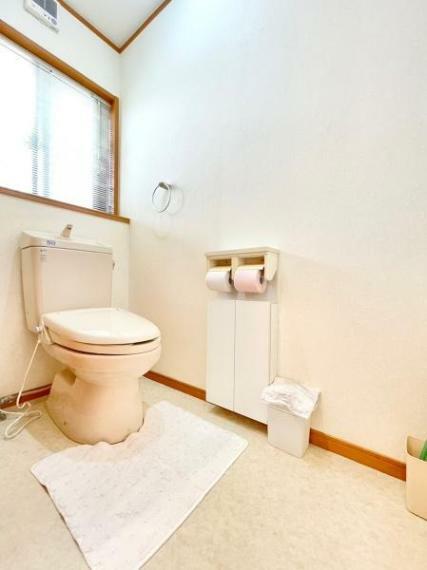 トイレ 白い床は清潔感があり、明るく広く見せてくれます！ 小窓付きで換気もできるので清潔に保つことが出来ます！