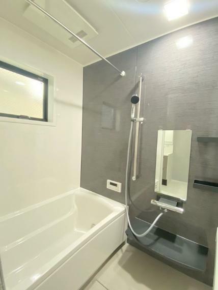 浴室 浴室:タカラスタンダード製の浴室暖房乾燥機付浴室を採用！雨の日や花粉が気になる季節も洗濯物を乾かすことができます。