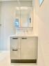 洗面化粧台 洗面所:3面鏡とシャワー付き洗面台を採用！水回りを1階に集結させ、家事導線が考えられた間取りです。