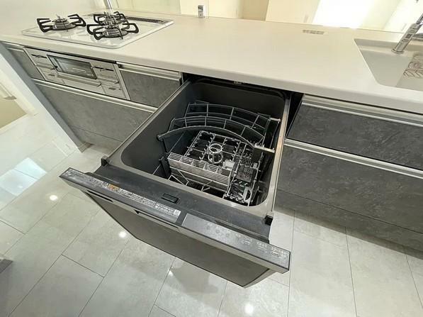 ダイニングキッチン 忙しい毎日の家事をサポートしてくれる食洗器付きシステムキッチン。食器をセットしたら、ボタンひとつで全自動。時間の節約にもなりますし、手洗いよりも衛生的で、汚れもスッキリ落としてくれます。