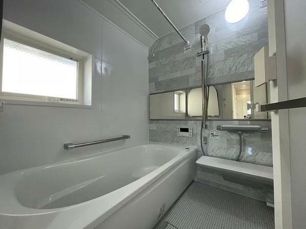 煌びやかで美しいバスルーム。足を伸ばし浴槽に入れば、一日の疲れを癒せます。雨でも洗濯物を乾かせ同時に室内を乾燥しカビの抑制でき、暖房機能で入浴前に暖める事で、ヒートショックの予防も。