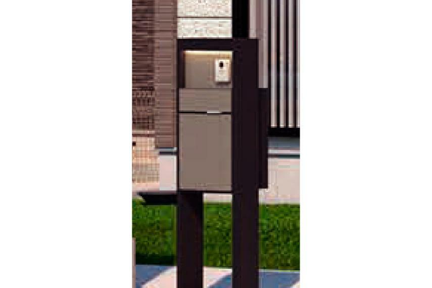 【宅配ボックス付機能門柱】  宅配ボックス、ポスト、TVホンが一体となった門柱。外出時や手が離せない時も荷物を受け取れます。
