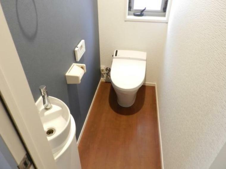 トイレ お手入れのしやすい温水洗浄機能付きのトイレ。