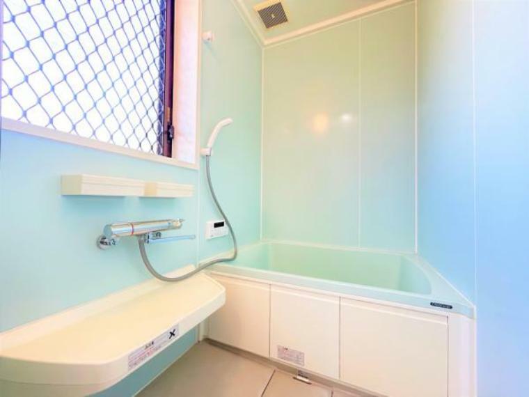 浴室 【リフォーム済】浴室写真です。明るいブルー調のお風呂で鏡と窓もついております。疲れた体を癒すお風呂は大事ですよね。リフォームもご相談承ります。