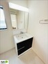 同仕様写真（内観） 施工例写真:シャワー付き三面鏡洗面台。上部にも収納スペースがあり、小物がスッキリ片付きます
