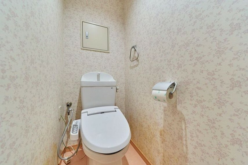 トイレは温水洗浄便座付です。