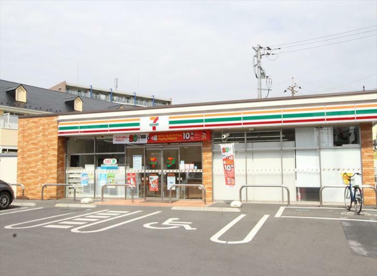 コンビニ 【コンビニエンスストア】セブンイレブン 富士見上沢1丁目店まで590m