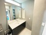 洗面化粧台 機能性に富んだ三面鏡と使い勝手の良い収納を完備した洗面台を設置。