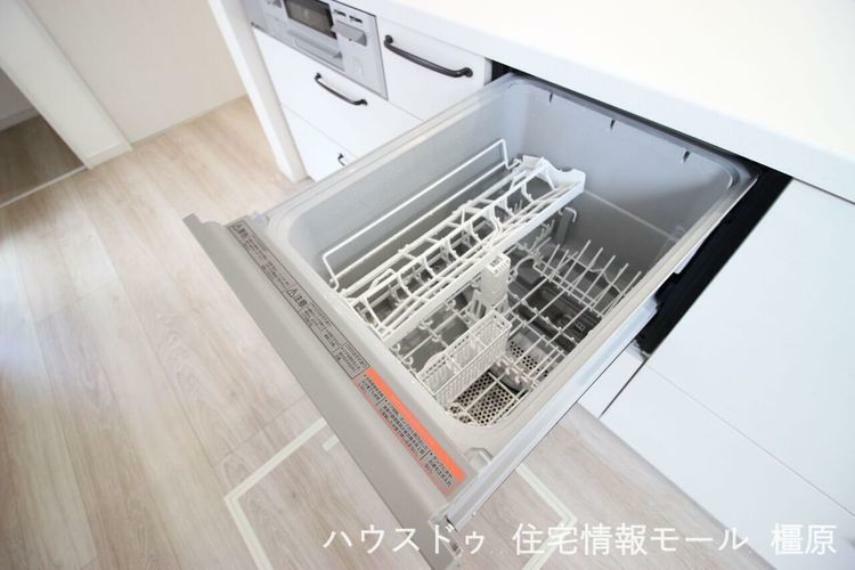 キッチン 食器洗浄乾燥機を完備。高温のお湯と水圧で洗浄し、手洗いよりも清潔です。5人分の食器を一度に洗い流します。
