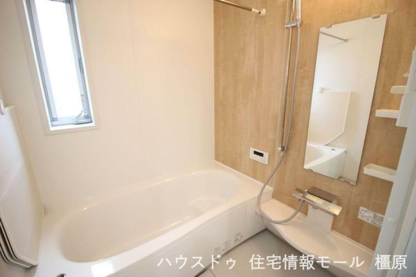 浴室 ベンチタイプの浴槽は高齢者や小さなお子様の入浴に便利です。お湯が少なく済むため、節水・省エネにもつながります。
