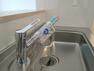キッチン 浄水器一体型の水栓はシャワーホース式です。 毎日のキッチンリセットも楽々ですね。