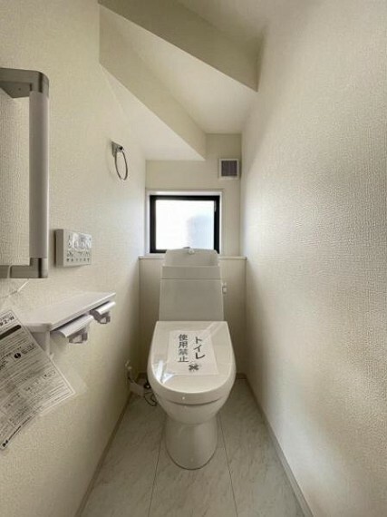 トイレ 採光窓は臭い対策にもなって清潔な空間を保てます！立ち上がりをサポートしてくれる手すりも完備