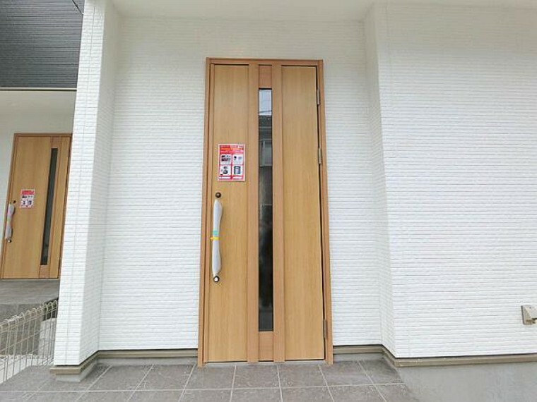 玄関 木目調のドアがオシャレを演出