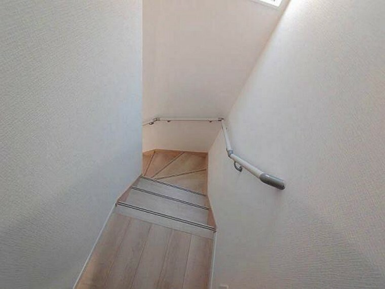 階段には手すりが付いているので安心です