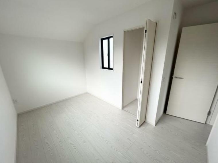 【洋室】シンプルなデザインの室内は、ご家族好みの室内にアレンジ可能です。