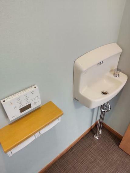 トイレ 【リフォーム済】トイレには独立した手洗いが付いています。