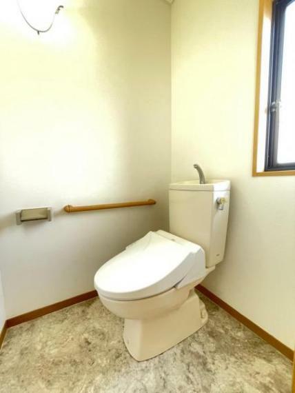 トイレ 【リフォーム済】1階トイレは便器をクリーニング、便座交換を行いました。床はクッションフロア、天井壁はクロスを張替ました。洗面台付の広いトイレです。