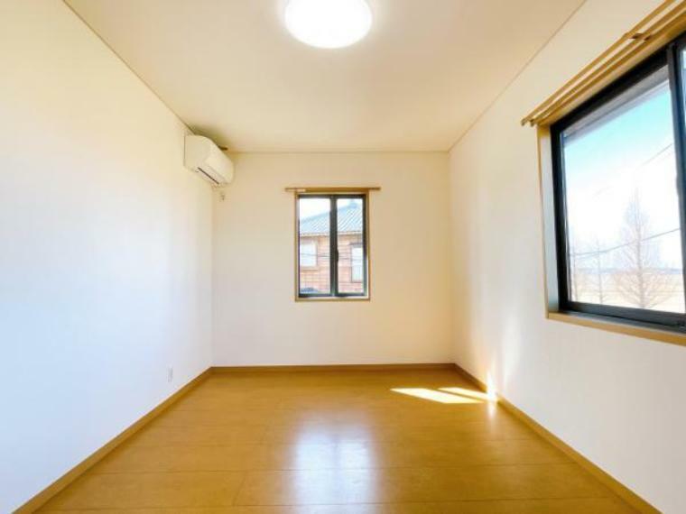 【リフォーム済】2階7.5畳洋室は壁紙を張替、床はワックスをかけました。