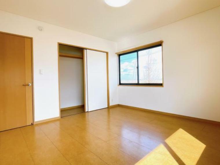 【リフォーム済】2階8畳洋室は壁紙を張替、床はワックスをかけました。収納付。