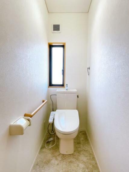トイレ 【リフォーム中】2階のトイレは便器をクリーニング・便座を新品交換を行いました。床クッションフロアを天井壁のクロスを張を張替ました。