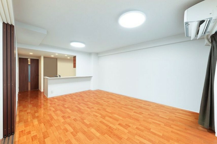 清潔感のある明るいフローリングがお部屋に馴染み、心地よい空間を演出します。※CG加工によって、実際のお部屋に置いてある家具や小物を消した画像になります