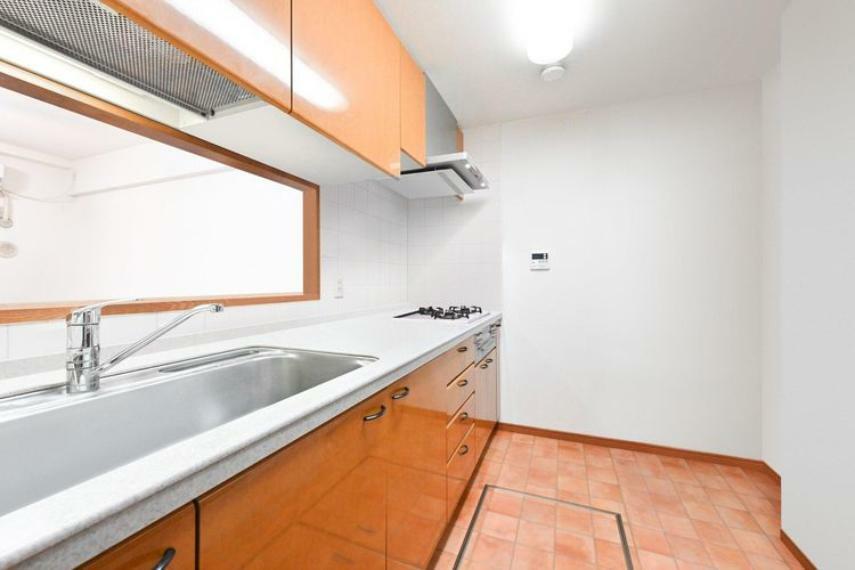キッチン 広くゆとりのあるキッチン。※画像はCGにより家具等の削除、床・壁紙等を加工した空室イメージです。