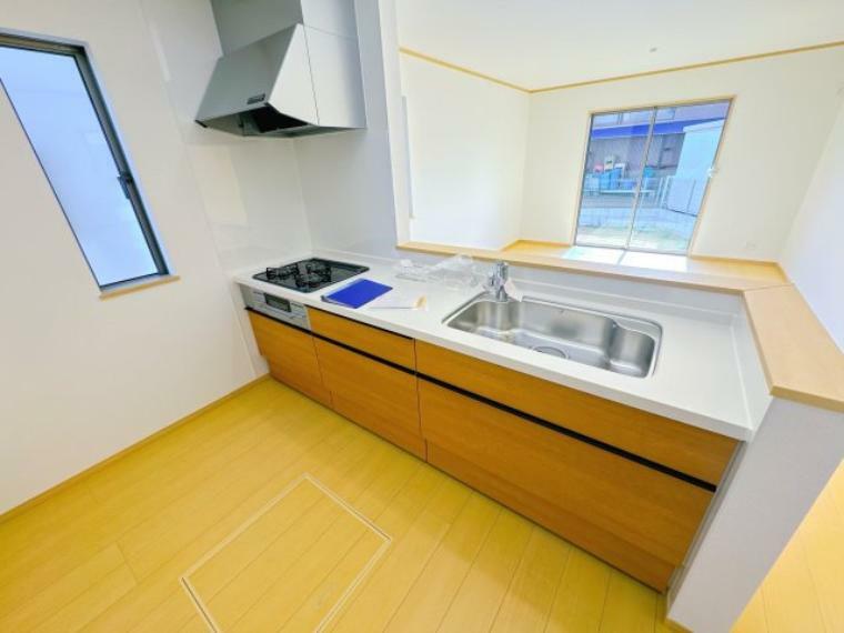 キッチン 電子レンジや炊飯器などを置くスペースとして便利なカップボードを完備。収納も豊富で、キッチン収納に収まらないものを収納出来ます！あったらいいなが標準装備の家です。