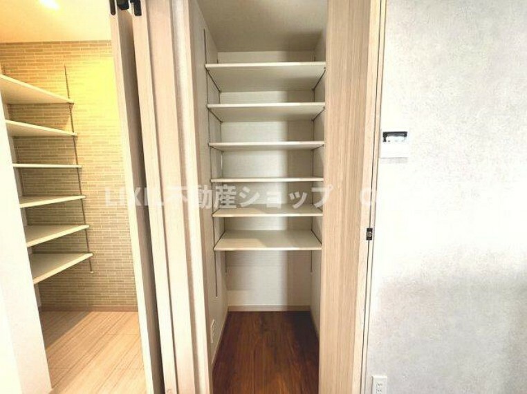 収納 キッチン横には大容量のパントリースペースを完備。食品や日用品等のストックに大変便利です。