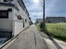 現況写真 前面道路は閑静な住宅地をはしる車通りの少ない道路。お車の出し入れが苦手なママや小さなお子様にも安心