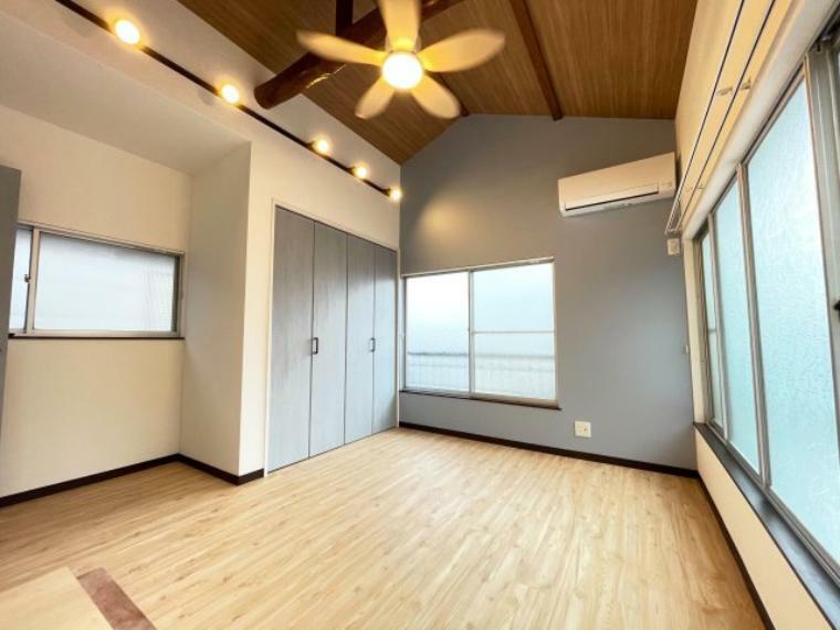 2階7帖/大きな家具を置いてもゆとりある広さの室内。全居室にシーリングファン・エアコンを設置。空気を撹拌して冷暖房効率を上げるので、1年中快適にお過ごしいただけます。