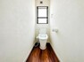 トイレ 光を取り込む窓のある、温水洗浄便座完備のトイレスペース。ついつい考え事をしてしまうほど落ち着く空間です。室内（2023年5月）撮影