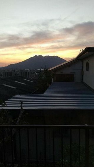 眺望 【眺望】リビングからの眺望です！朝焼けの桜島を見ながら始まる一日