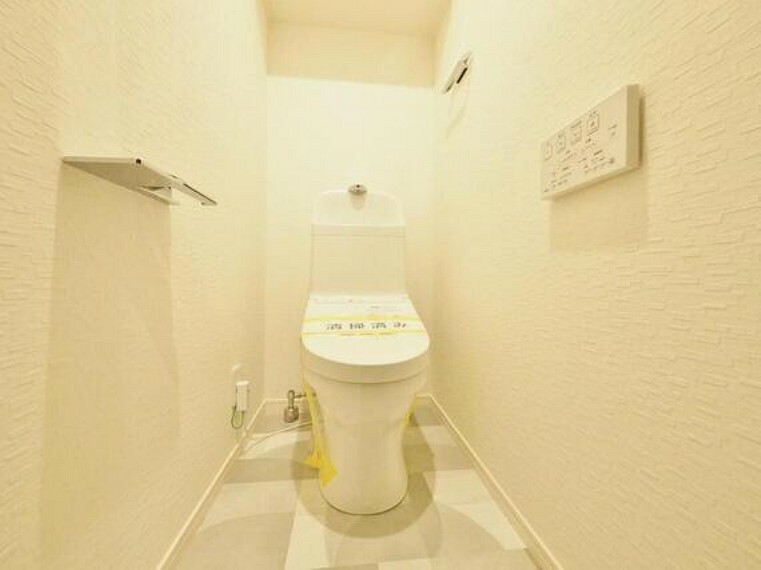 十分な広さと清潔感のあるカラーで纏まったおトイレ。LDKや居室とは離れており、洗面や浴室とも別の位置にある為、よりプライバシーへの配慮と落ち着いた空間となっております。