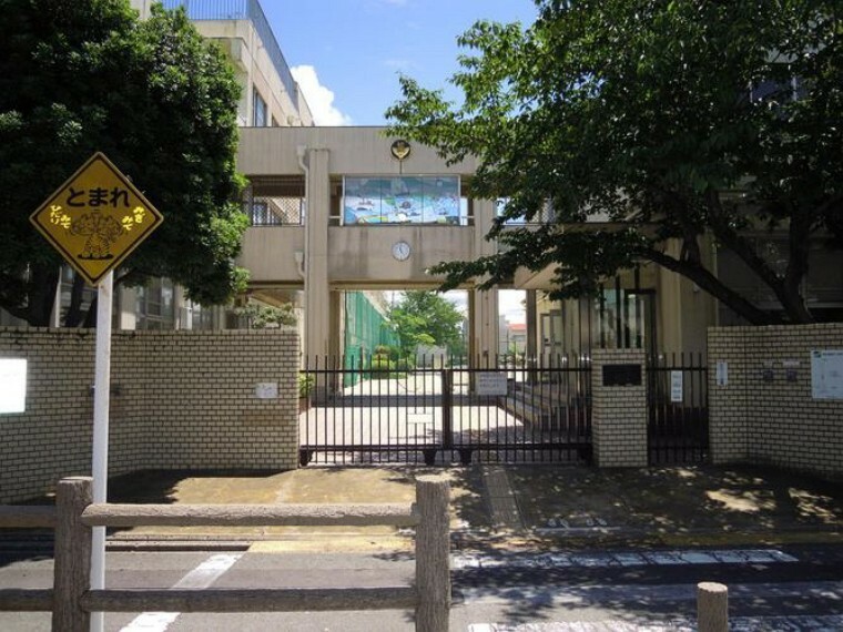 小学校 名古屋市立笠東小学校教育目標自立的生活態度のかん養,および国際的視野に立った人間性豊かな青少年の育成をめざし、調和と統一ある笠東教育の実践に努める。