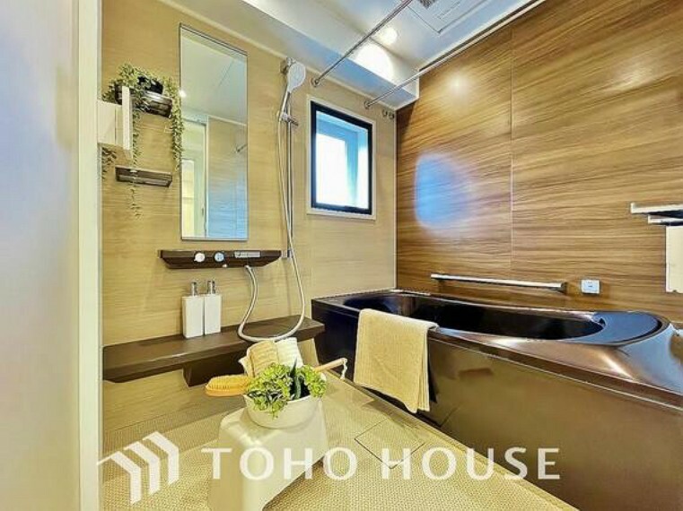 浴室 浴室は水栓・シャワーヘッド・鏡から棚まで新しいものへ交換済み。汚れをはじく有機ガラス系の新素材を採用し、ワンタッチでゴミを捨てられる機能も付いた最新のバスユニットも導入されています。