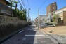 現況写真 物件の南側前面道路（東側から）幅員6mのゆとりある南側前面道路です。