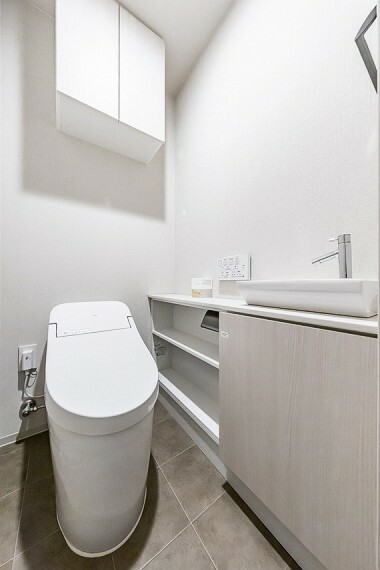 トイレ デザイン性が高く、省スペースなタンクレストイレを採用。便利な手洗い器が設置されています。